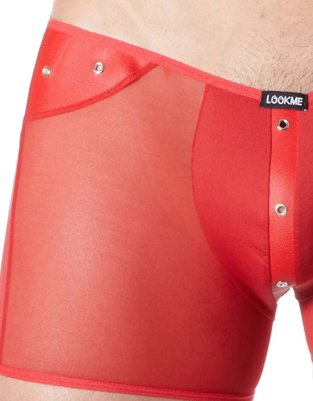 Boxer rouge transparent avec anneaux métalliques et bande style cuir, mettant en valeur la silhouette masculine.