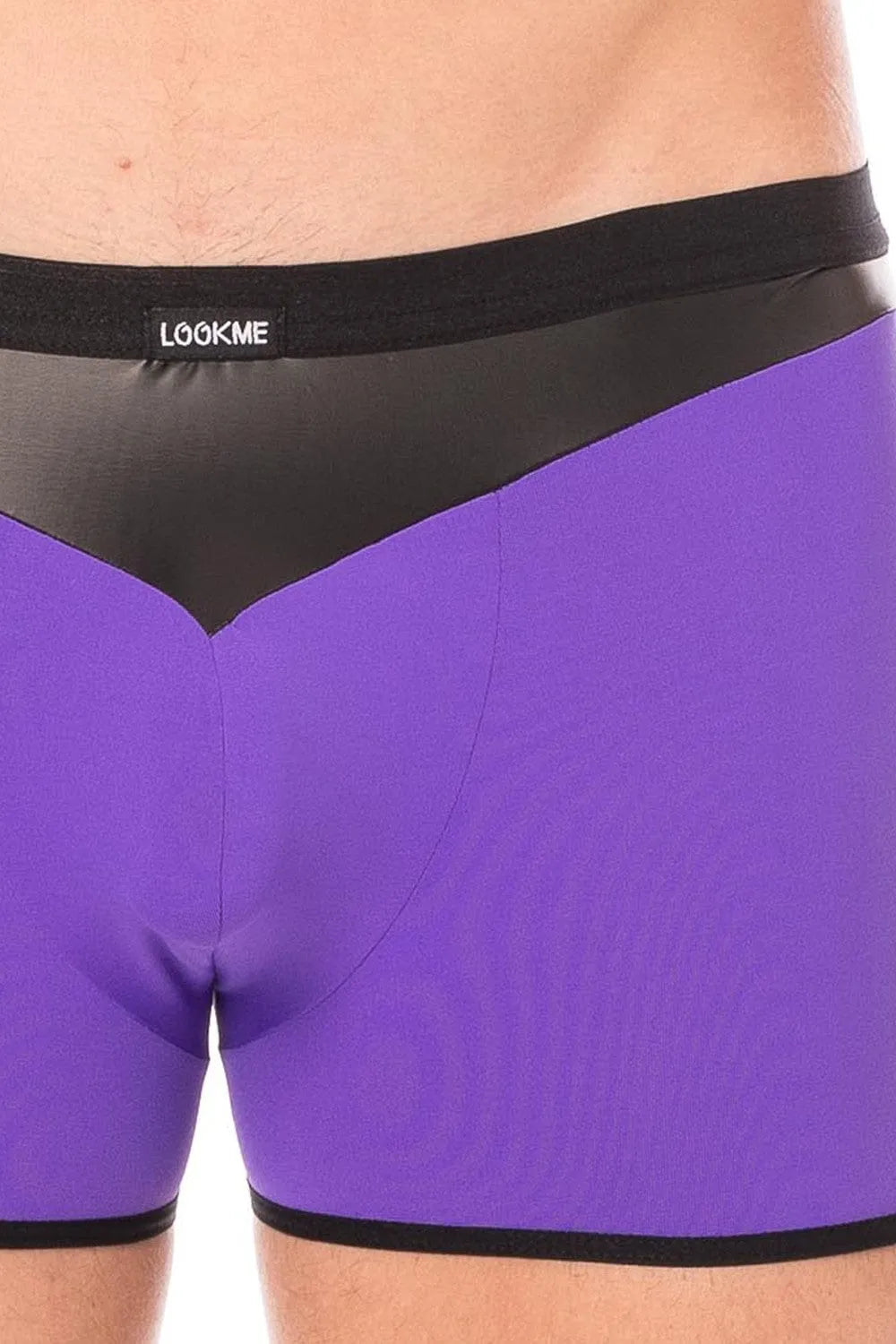 Boxer violet avec bande simili cuir noire, design élégant et moderne, confort optimal pour un style audacieux.