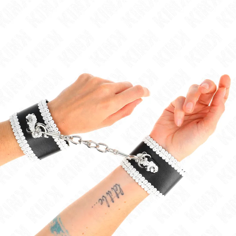 Bracelets BDSM en cuir vegan noir, ornés de chaînes et détails argentés, pour confort et éthique écologique.