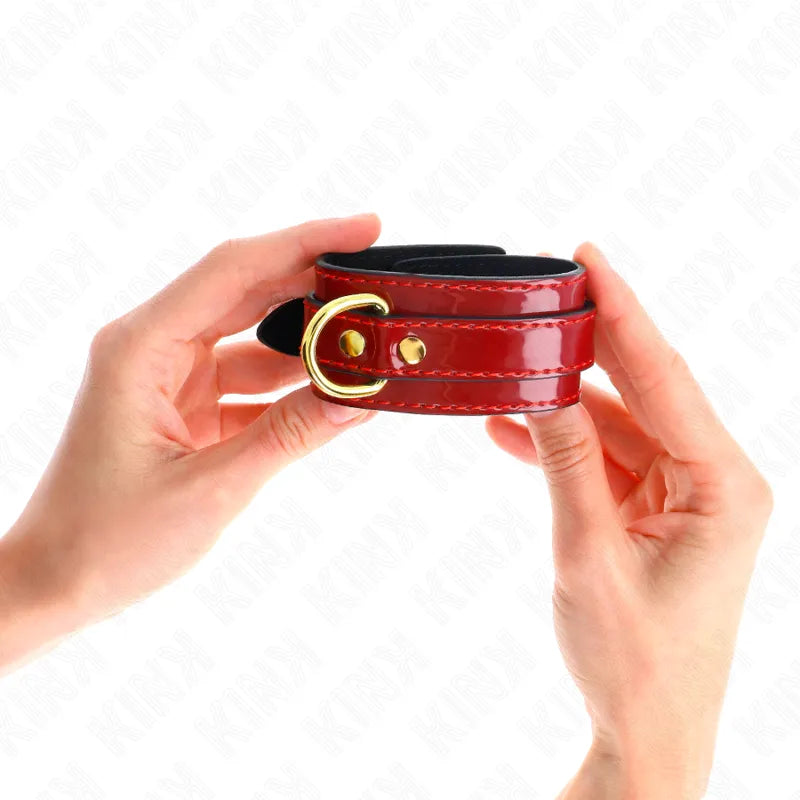 Bracelet BDSM rouge en cuir végétalien avec boucle dorée, éthique et durable, pour confort et exploration sensorielle.