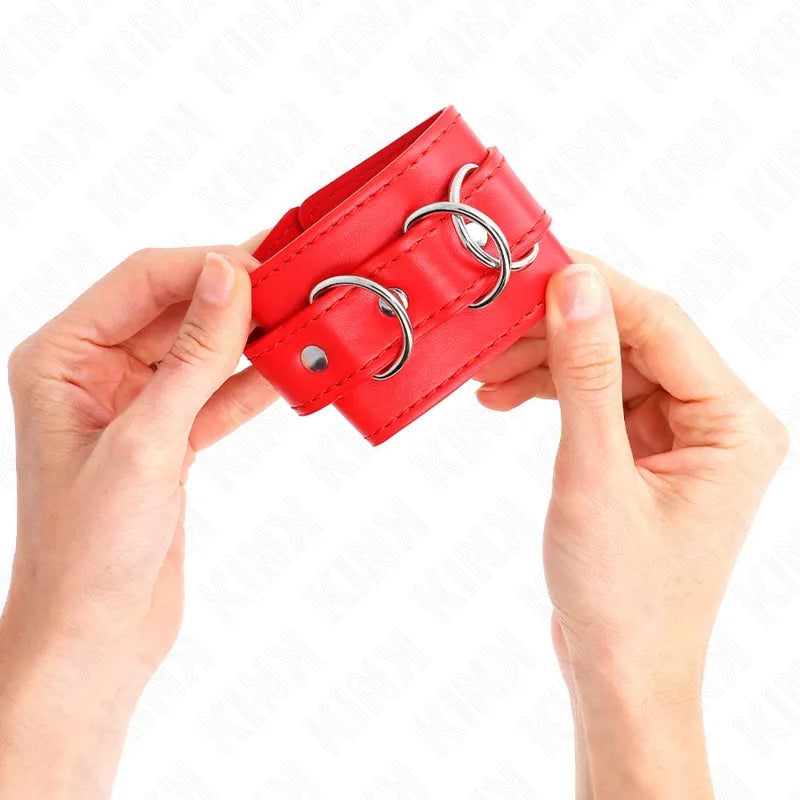 Bracelet BDSM rouge en cuir végétalien avec boucles métalliques, design élégant et durable pour sessions confortables.