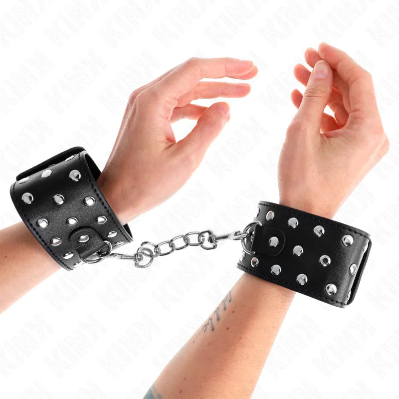 Bracelets BDSM en cuir noir avec rivets métalliques, chaîne centrale, ajustement sécurisé et élégant pour confort optimal.