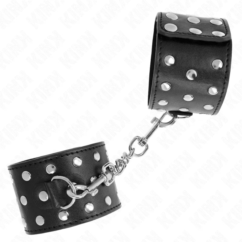 Bracelets BDSM en cuir noir haut de gamme avec rivets métalliques, reliés par une chaîne robuste pour confort et sécurité.