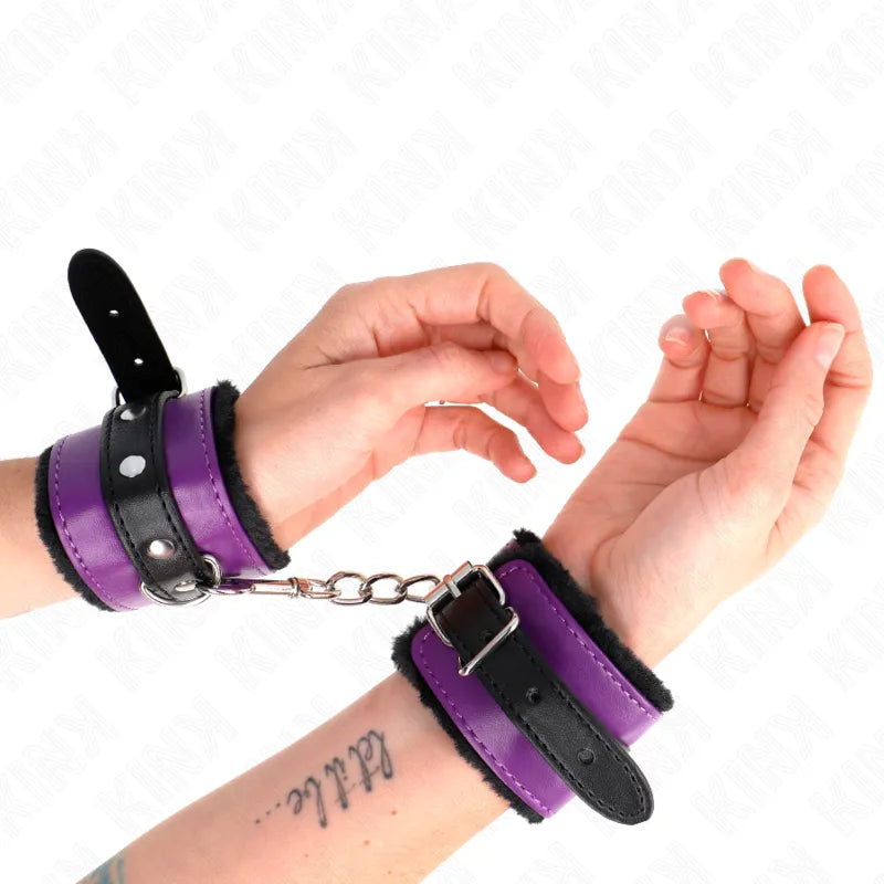Bracelets BDSM en cuir végétalien violet avec doublure noire, attaches métalliques, design élégant et confortable.