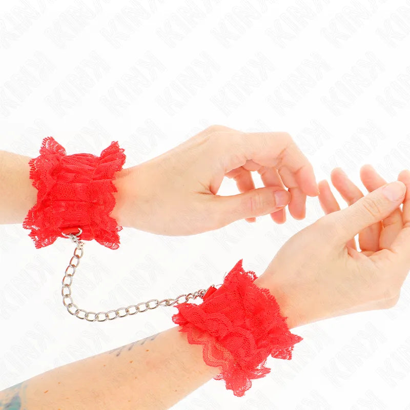Bracelets BDSM rouges en dentelle, chaîne argentée, cuir végétalien, confortables et éthiques pour aventures intimes.