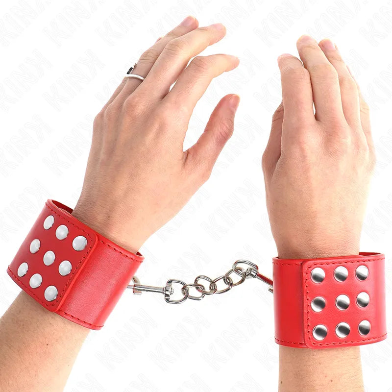 Bracelets BDSM en cuir rouge, rivets métalliques, chaîne de connexion, confort et sécurité, haute qualité.
