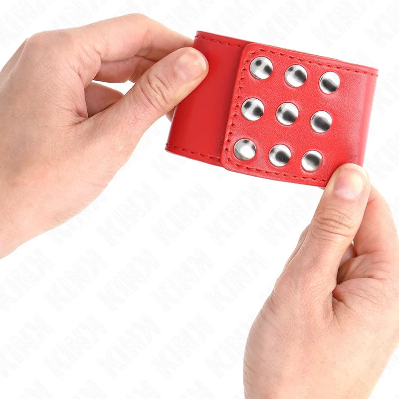 Bracelet BDSM en cuir rouge, design élégant avec rivets métalliques, confort et qualité pour expériences sécurisées.