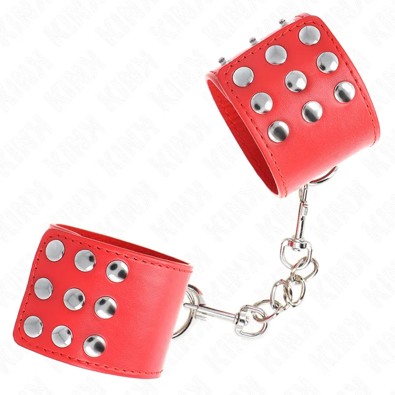Bracelets BDSM en cuir rouge avec rivets métalliques, chaîne de connexion, confort et qualité pour expériences sécurisées.