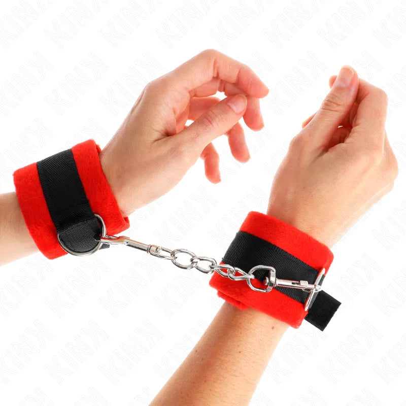 Bracelets BDSM en cuir végétalien rouge et noir, attachés par une chaîne, confortables et durables pour sessions éthiques.