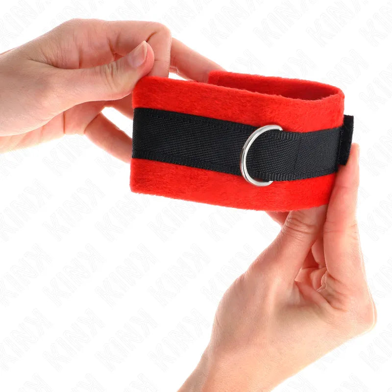 Bracelet BDSM rouge en cuir végétalien avec boucle métallique, design durable et confortable pour sessions éthiques.