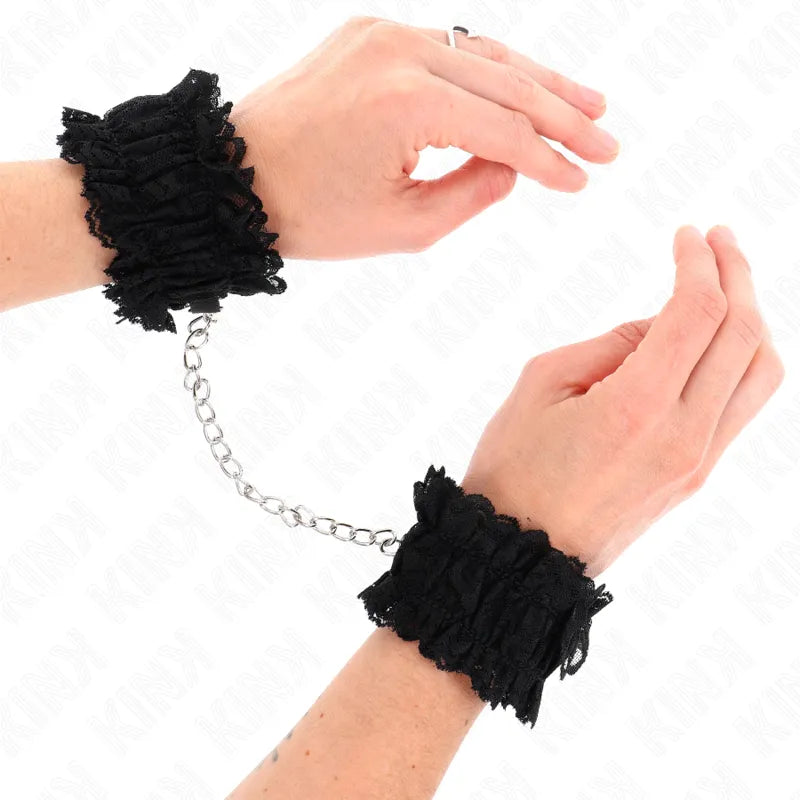 Bracelets BDSM noirs en cuir végétalien, design élégant avec chaîne, confortables et éthiques pour sessions sécurisées.