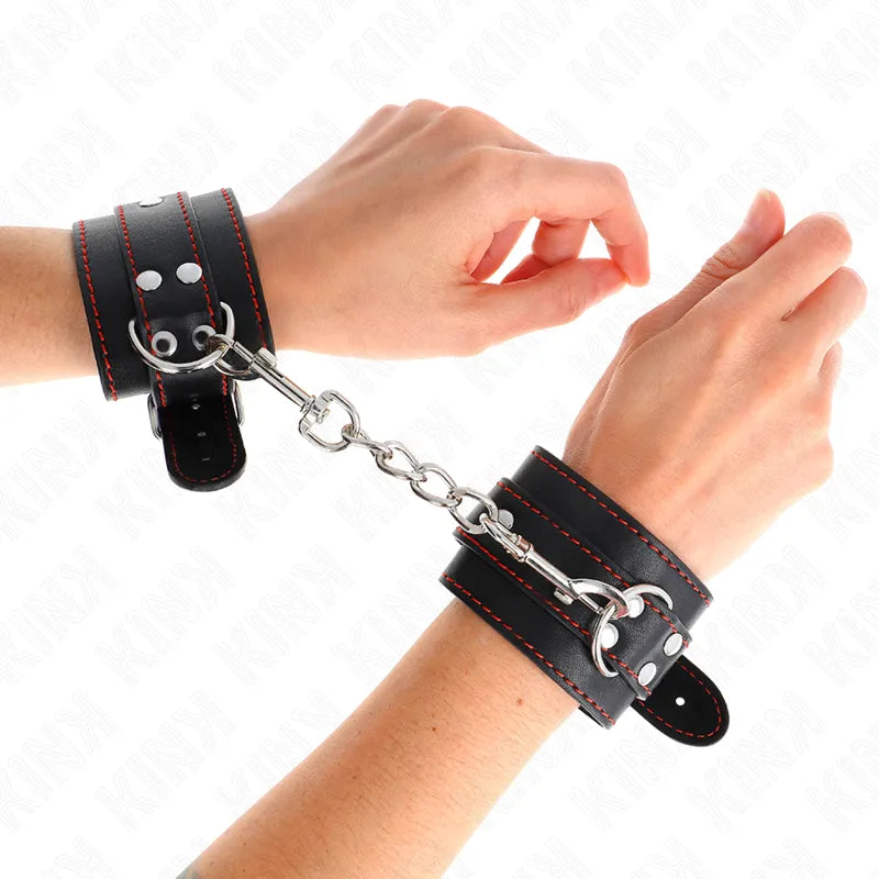 Bracelets BDSM noirs en cuir végétalien avec coutures rouges et chaîne métallique, haute qualité et design éthique.