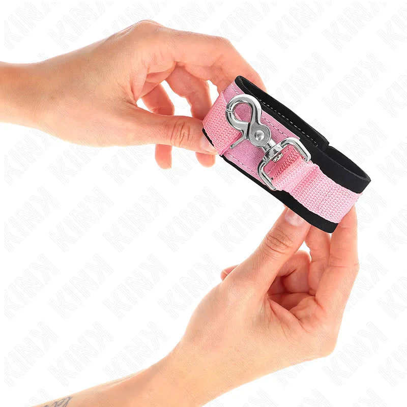 Bracelet BDSM cuir noir et rose, boucle métallique robuste, design élégant et durable pour séances sécurisées.