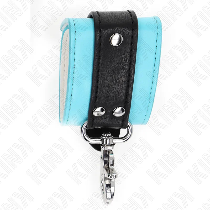 Bracelet BDSM en cuir bleu et noir, doublure douce, boucle métallique, design robuste et élégant pour confort et sécurité.