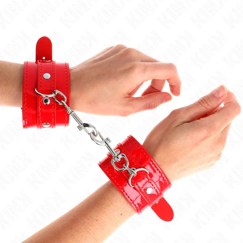 Bracelets BDSM rouges en cuir véritable, ajustables, avec chaîne métallique, pour expériences sophistiquées et confortables.