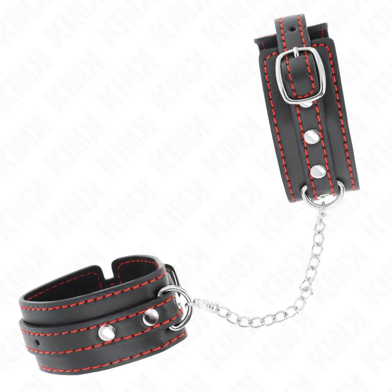 Bracelets BDSM en cuir noir avec coutures rouges, boucles en métal et chaîne, pour expériences sensuelles et sécurisées.