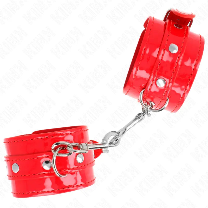 Bracelets BDSM rouges en cuir véritable, ajustables avec attaches métalliques, pour expériences sophistiquées.
