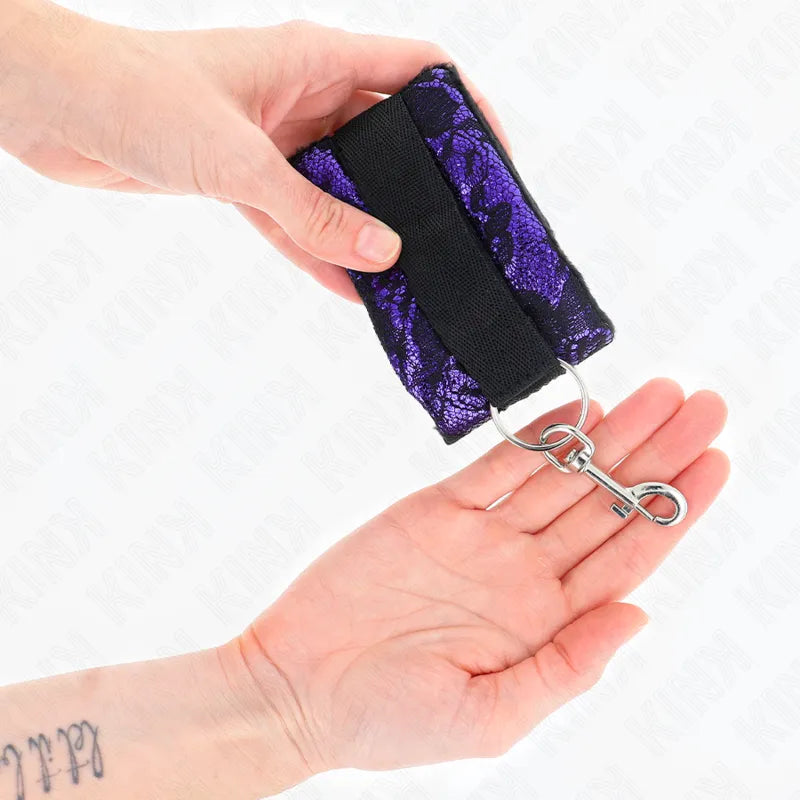 Bracelet BDSM en cuir noir et violet avec attache métallique, élégant et sécurisé pour jeux de contrôle.