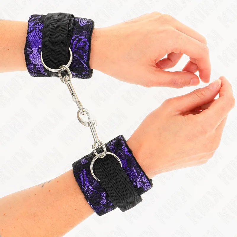 Bracelets BDSM en cuir noir et violet, chaîne métallique, design élégant pour jeux de rôle, confort et sécurité assurés.