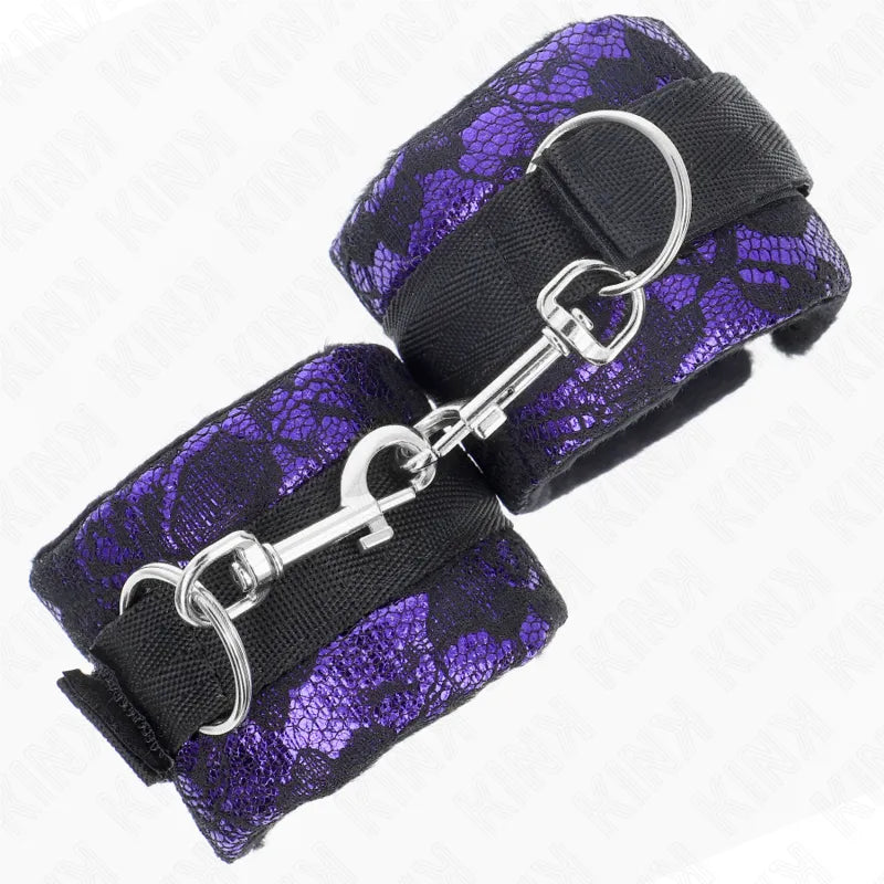Bracelets BDSM en cuir violet et noir, design élégant avec attaches métalliques, pour jeux de rôle sécurisés.