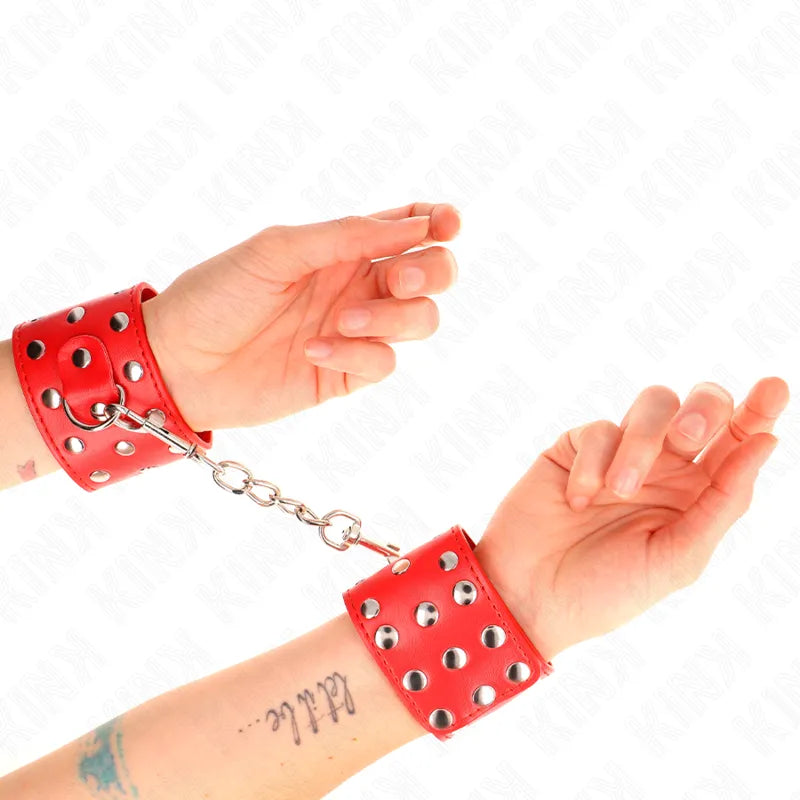 Bracelets BDSM rouges en cuir avec rivets métalliques et chaîne, élégants et confortables pour séances sécurisées.