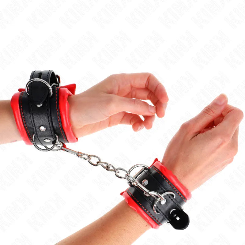 Bracelets BDSM cuir noir et rouge ajustables, chaîne métallique, confortables et robustes pour expériences sécurisées.