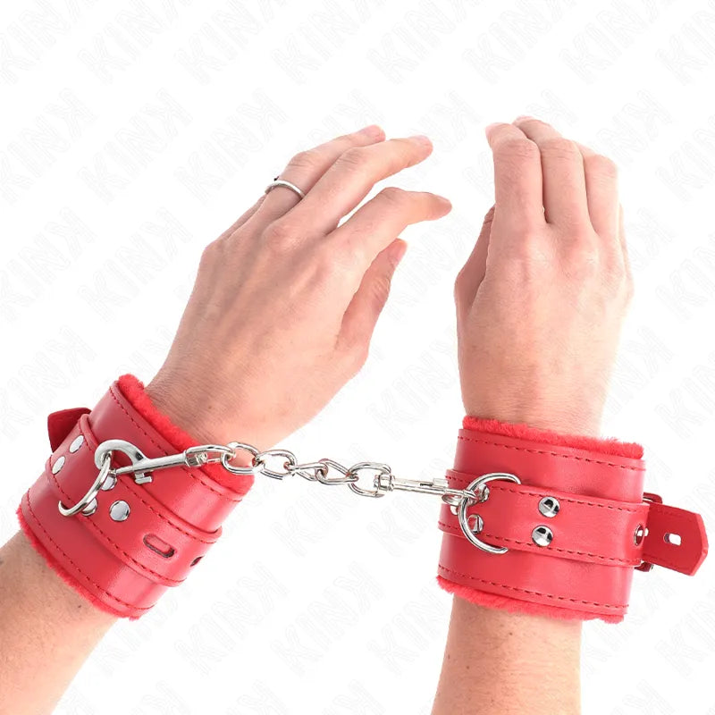 Bracelets BDSM rouges en cuir véritable, ajustables, avec chaîne métallique, pour sessions intenses et confortables.
