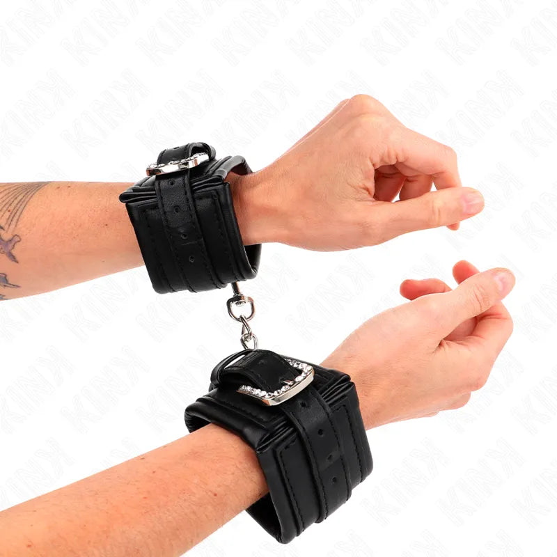 Bracelets BDSM en cuir noir de luxe, ajustables, avec boucles métalliques, portés sur poignets, élégance et confort.