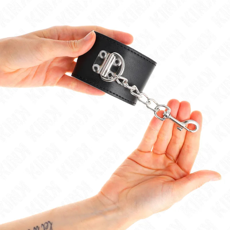 Bracelet en cuir noir BDSM avec chaîne métallique, design robuste et élégant pour confort et sécurité.