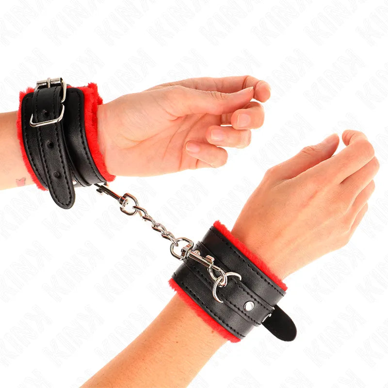 Bracelets BDSM en cuir noir et rouge, ajustables, avec chaîne métallique, pour expériences sensuelles sécurisées.