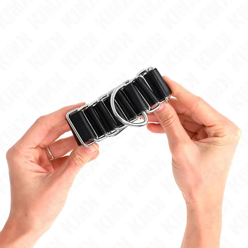 Bracelet BDSM en cuir noir ajustable avec boucles métalliques, design élégant pour confort et sécurité.