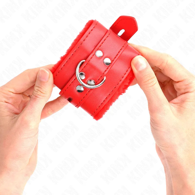 Bracelet BDSM rouge en cuir véritable, ajustable, avec boucle métallique, pour sessions élégantes et confortables.