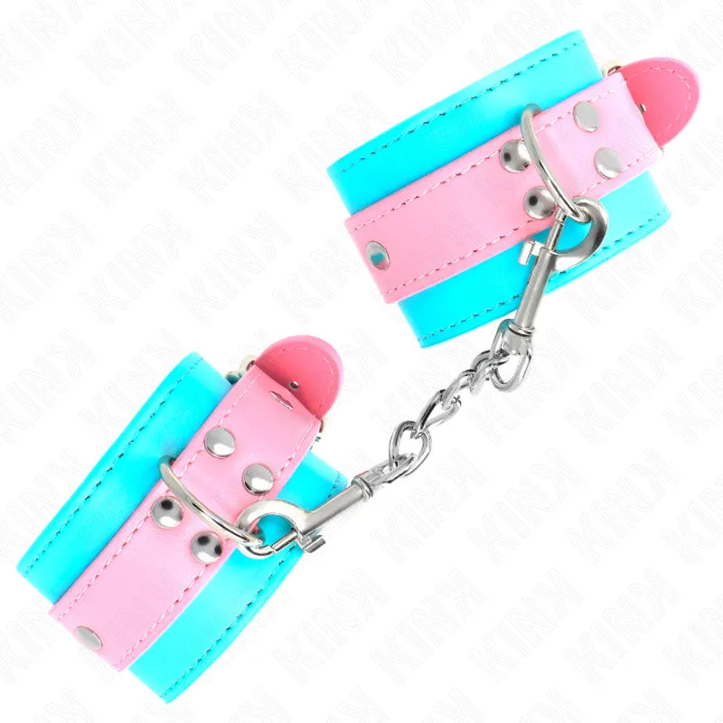 Bracelets BDSM en cuir rose et bleu, attaches métalliques robustes, design élégant et confortable pour séances intenses.