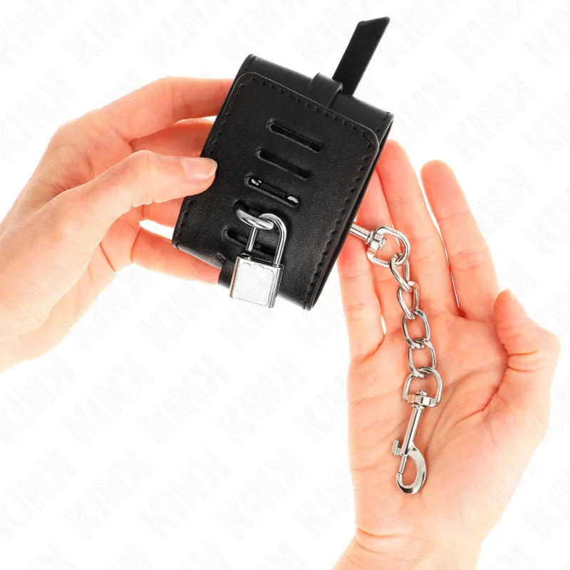 Bracelet BDSM en cuir végétalien noir avec chaîne argentée, design robuste et élégant, éthique et sans cruauté.
