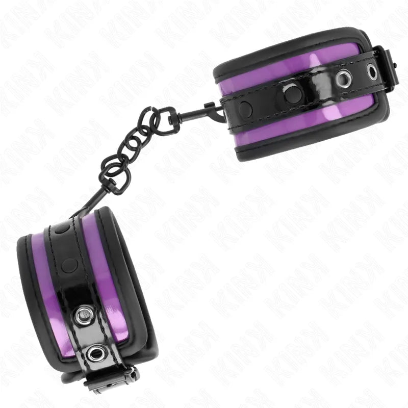 Bracelets BDSM en cuir végétalien violet et noir, ajustables, reliés par une chaîne, élégants et éthiques.