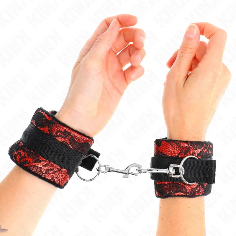 Bracelets BDSM en cuir vegan noir et rouge, ajustables, avec attaches métalliques, pour confort et élégance éthique.
