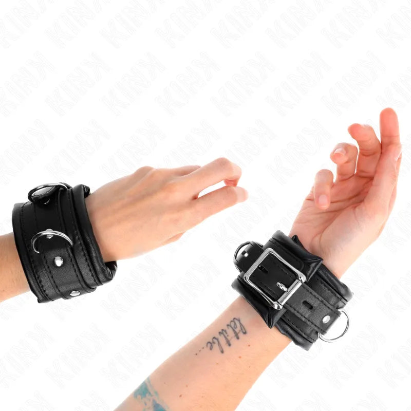 Bracelets BDSM en cuir végétalien noir, ajustables, avec boucles métalliques, portés sur poignets, design élégant.