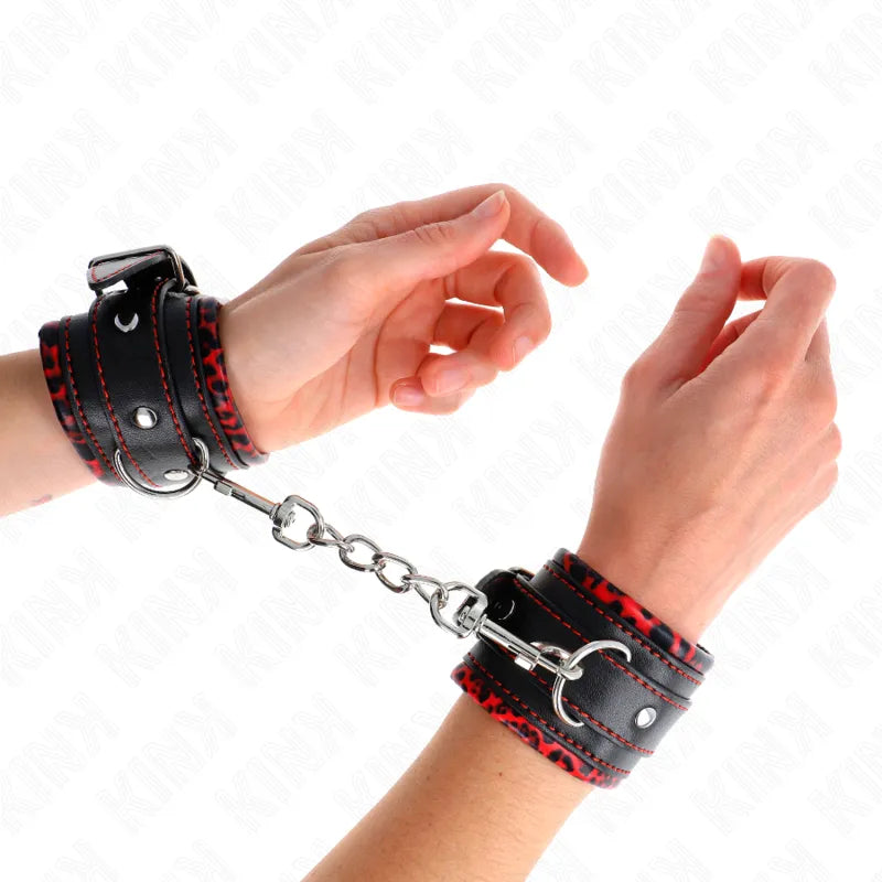 Bracelets BDSM en cuir végétalien noir et rouge, chaîne métallique, confort premium, luxe éthique.