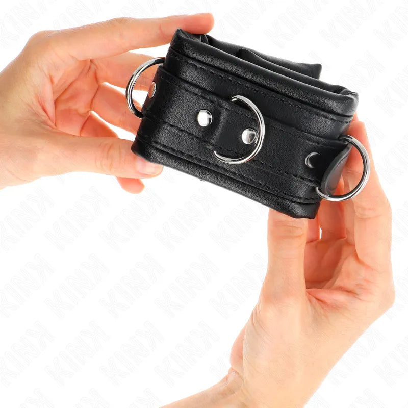 Bracelet BDSM en cuir végétalien noir, design élégant avec anneaux métalliques, pour confort et éthique écologique.