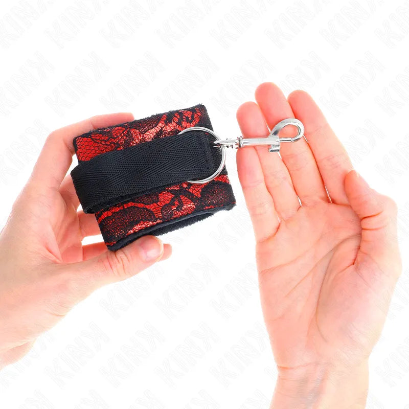 Bracelet BDSM en cuir vegan rouge et noir, ajustable, avec attache métallique, design élégant et écologique.