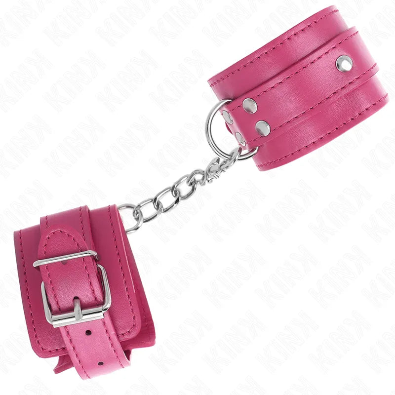 Bracelets BDSM rose en cuir végétalien avec chaîne métallique, confortables et durables, pour séances éthiques et stylées.