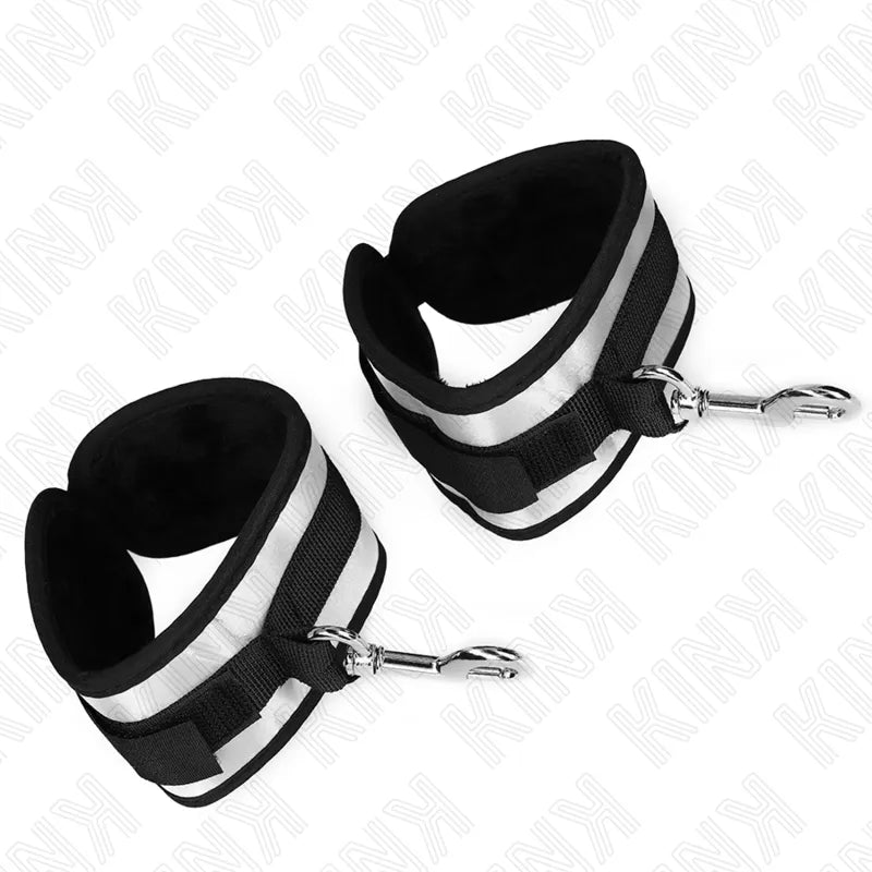 Bracelets BDSM en cuir végétalien noir et argent, robustes, avec attaches métalliques, élégance et éthique pour bondage.