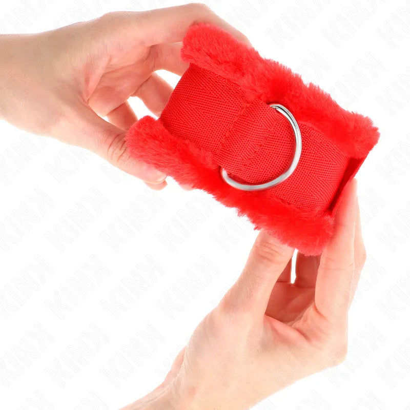 Bracelet BDSM rouge en cuir végétalien avec doublure douce, boucle métallique, idéal pour séances éthiques et confortables.
