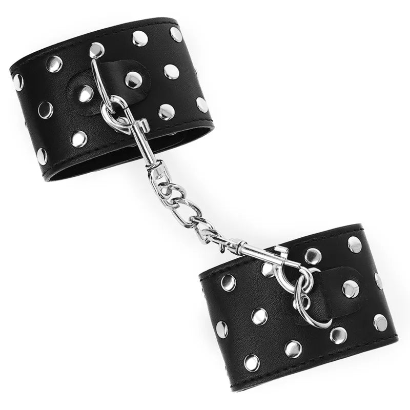 Bracelets BDSM en cuir végétalien noir avec rivets métalliques, chaîne argentée, design élégant et éthique.