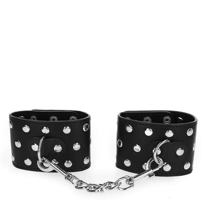 Bracelets BDSM en cuir végétalien noir avec rivets argentés et chaîne, élégants et éthiques pour pratiques responsables.
