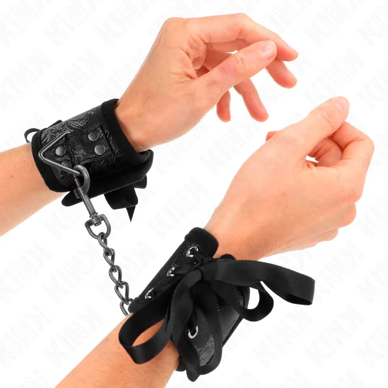 Bracelets BDSM en cuir végétalien noir avec chaîne, ajustables, pour débutants, confortables et éthiques.