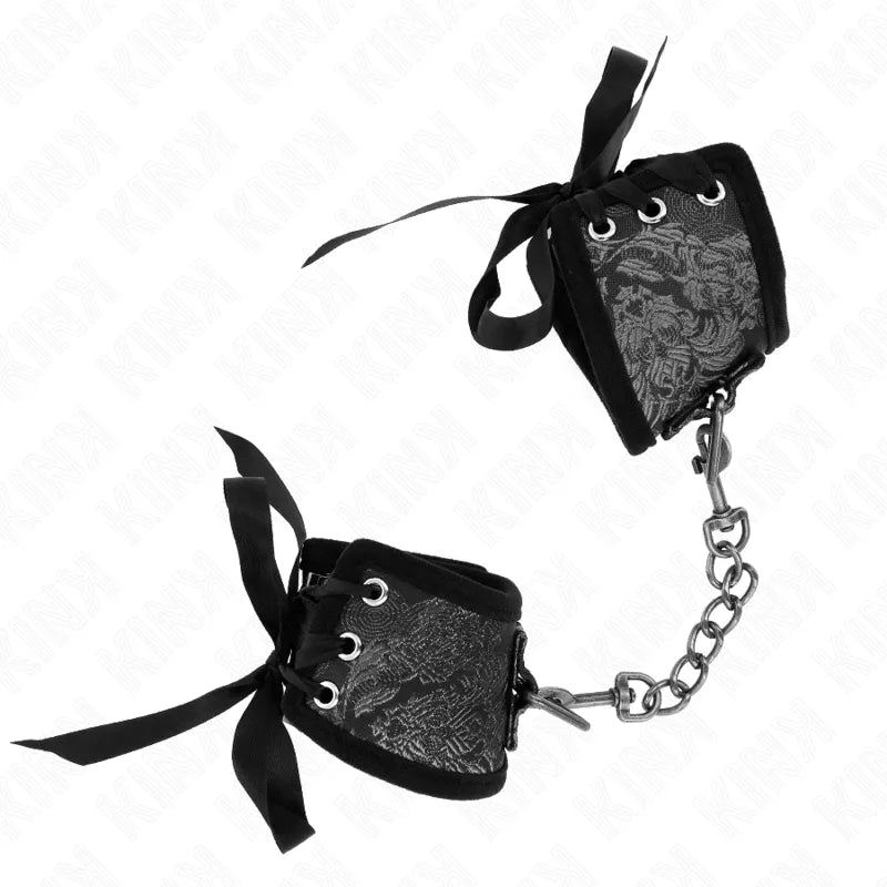 Bracelets BDSM en cuir végétalien noir avec motifs, chaînes métalliques et rubans, pour débutants, ajustables et éthiques.