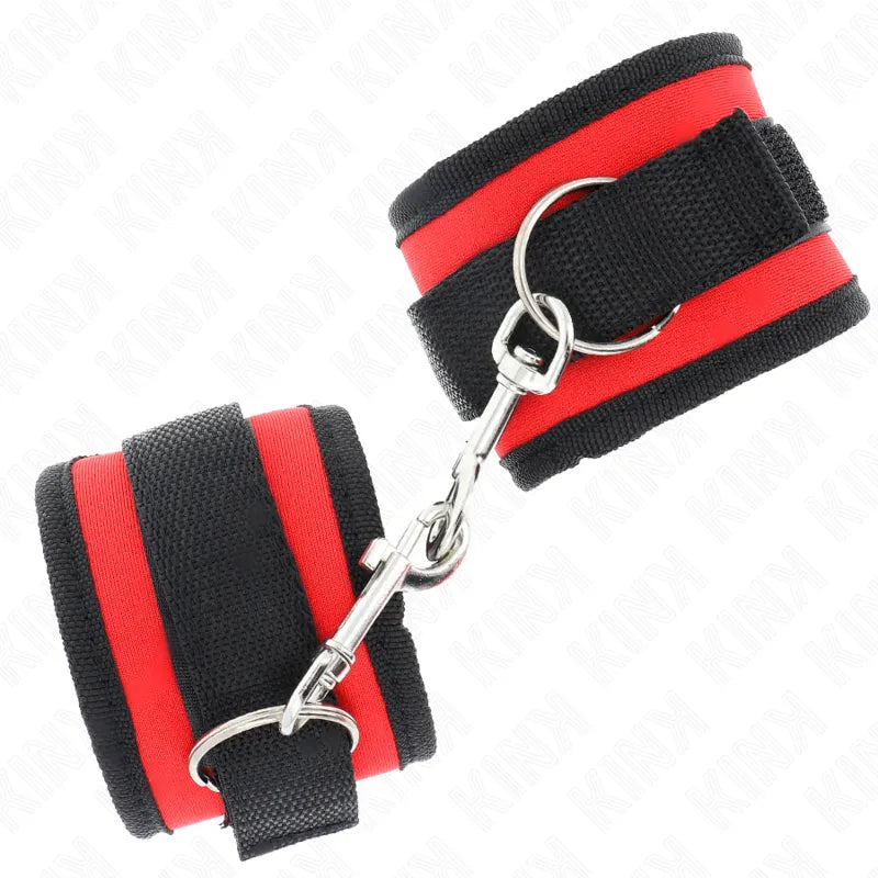 Bracelets BDSM rouges et noirs en cuir végétalien, réglables, avec anneaux métalliques et fermoir, design éthique et durable.