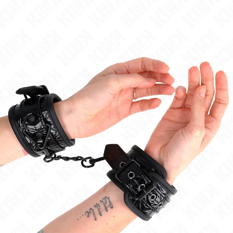 Bracelets BDSM en cuir noir véritable, design élégant, attaches sécurisées, portés sur poignets pour confort optimal.