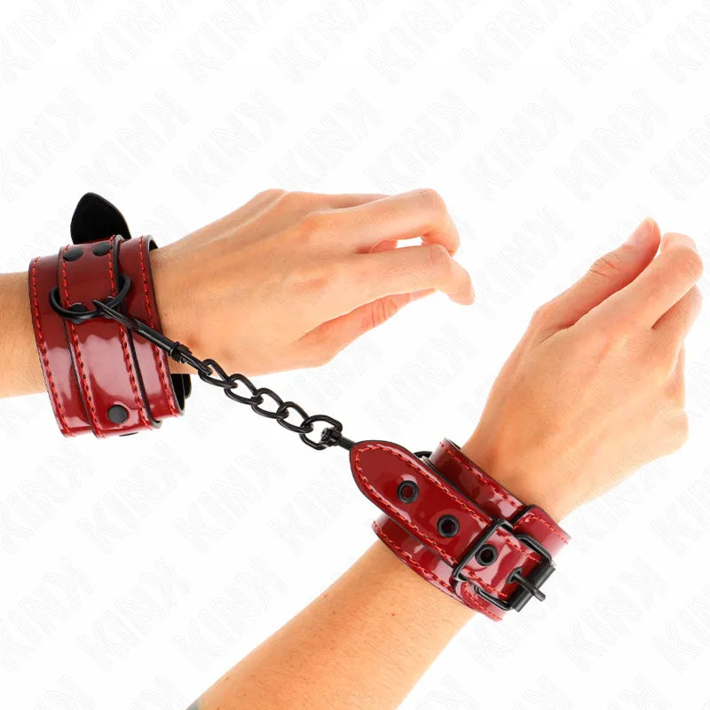 Bracelets BDSM en cuir rouge, chaîne noire, fermoirs ajustables, élégance et sécurité pour moments intimes.